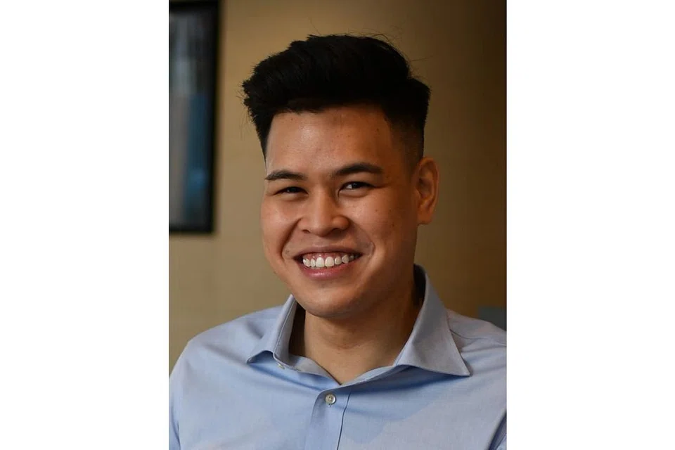 TERUS BERSIKAP POSITIF: Walaupun terpaksa berkerusi roda disebabkan kecederaan teruk pada tulang belakangnya, Encik Asyraf Ghazali berusaha untuk berdikari dengan bekerja sebagai wakil kewangan bersama syarikat insurans Great Eastern. - Foto-foto BH oleh CHONG JUN LIANG