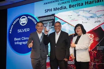 Artis Eksekutif Berita Harian (BH), Encik Mohd Samad Afandie (tengah), menerima Anugerah Infografik Iklim Terbaik (Perak) dari Persatuan Dunia bagi Akhbar dan Penerbit Berita (WAN-Ifra) semasa majlis Anugerah Media Asia 2025 di Conrad Singapore Orchard pada 5 November. Bergambar bersama beliau adalah Pengarah Asia WAN-Ifra, Encik Lee Kah Whye (kiri); dan Pengarah Presiden Bisnis Indonesia, Cik Lulu Terianto. 