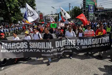 Peserta demonstrasi memegang sepanduk bertulis “Dakwa Marcos, pertanggungjawabkan Duterte!” ketika menyertai perhimpunan antirasuah di Quezon City, Metro Manila, Filipina pada 28 Jun 2026. Pelbagai kumpulan masyarakat sivil berhimpun bagi membantah semua bentuk rasuah dalam pemerintah, termasuk dakwaan salah laku melibatkan Presiden Filipina, Ferdinand Marcos Jr., dan Naib Presiden, Sara Duterte.