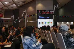 Orang ramai menghadiri sebuah seminar dengan paparan papan elektronik menunjukkan Indeks Komposit di bangunan Bursa Saham Indonesia, Jakarta, pada 18 Mac 2025.
Indeks Komposit Bursa Saham Jakarta mencatat kejatuhan lebih tujuh peratus berbanding hari sebelumnya, sekali gus mencetuskan penggantungan sementara urus niaga.