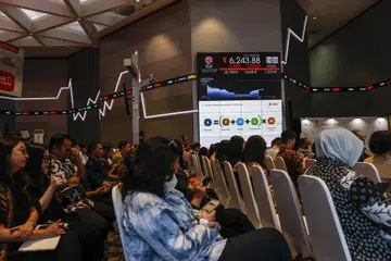 Orang ramai menghadiri sebuah seminar dengan paparan papan elektronik menunjukkan Indeks Komposit di bangunan Bursa Saham Indonesia, Jakarta, pada 18 Mac 2025.
Indeks Komposit Bursa Saham Jakarta mencatat kejatuhan lebih tujuh peratus berbanding hari sebelumnya, sekali gus mencetuskan penggantungan sementara urus niaga.