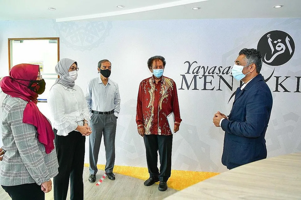 SKIM BANTUAN BARU: (Dari kiri) Timbalan CEO Yayasan Mendaki, Cik Zulaiha Yusuf; CEO Yayasan Mendaki, Cik Zuraidah Abdullah; Pengerusi jawatankuasa ETF, Encik Abdul Razak Maricar; dan wakil Dana Barakath Encik Mashuthoo Abdul Rahiman dan Encik Raja Mohamad Maiden; dalam satu majlis merasmikan kerjasama antara Yayasan Mendaki dan Dana Barakath untuk satu skim bantuan baru di bawah ETF. - Foto YAYASAN MENDAKI