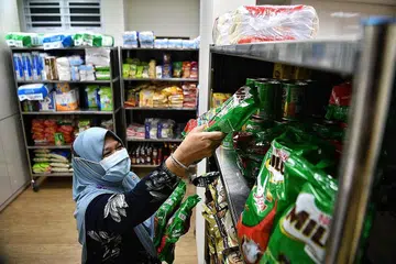 SUMBANG TENAGA: Sukarelawan membantu selenggarakan kedai mini mart Store@Woodlands, yang merupakan usaha kerjasama di antara Yayasan Masyarakat PAP di cawangan Woodlands dengan Jawatankuasa Perundingan Rayat (CCC) Woodlands dan diterajui Anggota Parlimen (AP) GRC Sembawang, Cik Mariam Jaafar. - Foto BM oleh ARIFFIN JAMAR.