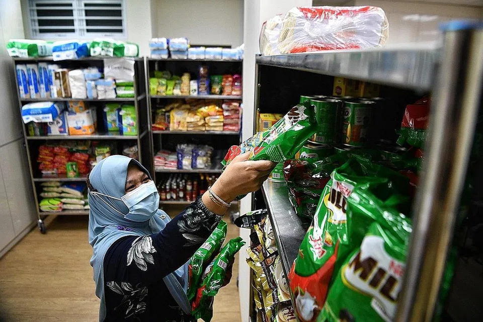 SUMBANG TENAGA: Sukarelawan membantu selenggarakan kedai mini mart Store@Woodlands, yang merupakan usaha kerjasama di antara Yayasan Masyarakat PAP di cawangan Woodlands dengan Jawatankuasa Perundingan Rayat (CCC) Woodlands dan diterajui Anggota Parlimen (AP) GRC Sembawang, Cik Mariam Jaafar. - Foto BM oleh ARIFFIN JAMAR.