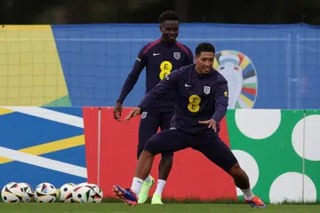 Jude Bellingham (kanan) dan rakan sepasukan, Bukayo Saka, semasa sesi latihan pasukan England di resort golf Weimarer Land di Jerman.