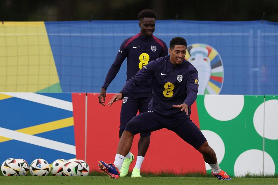 Jude Bellingham (kanan) dan rakan sepasukan, Bukayo Saka, semasa sesi latihan pasukan England di resort golf Weimarer Land di Jerman.