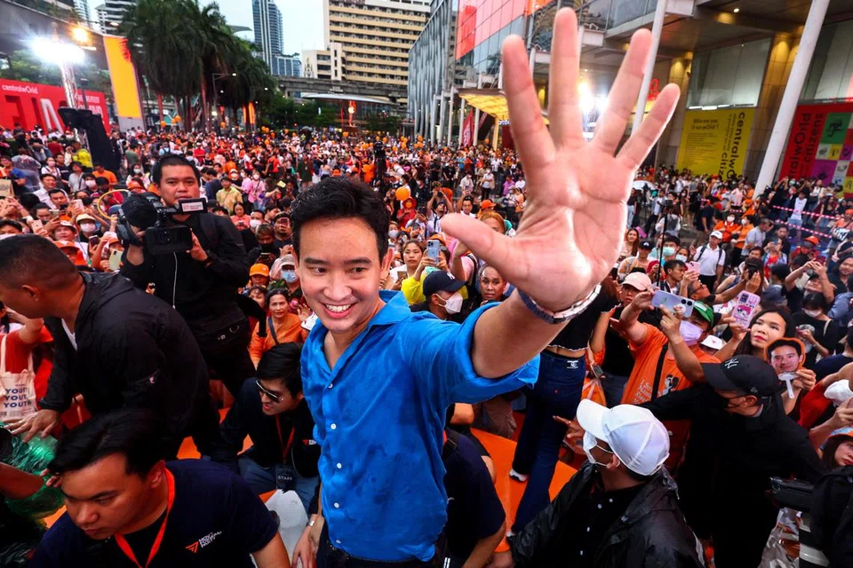 SOKONGAN PADU: Pemimpin parti Move Forward,  Encik Pita Limjaroenrat, dialu-alukan oleh para penyokongnya menjelang pengundian bagi memilih perdana menteri Thailand yang baru  Khamis ini. 