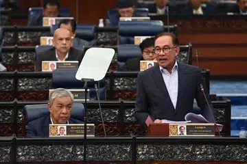 UKUR PENCAPAIAN: Perdana Menteri Malaysia, Datuk Seri Anwar Ibrahim, membentangkan kajian separuh penggal Rancangan Malaysia Ke-12 (RMK12) di Dewan Rakyat Malaysia pada Isnin.