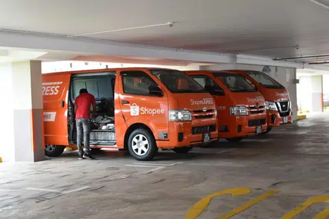 Van Shopee di sebuah tempat letak kereta bertingkat (MSCP) Lembaga Perumahan dan Pembangunan (HDB) semasa perintis Skim Hab Kurier.