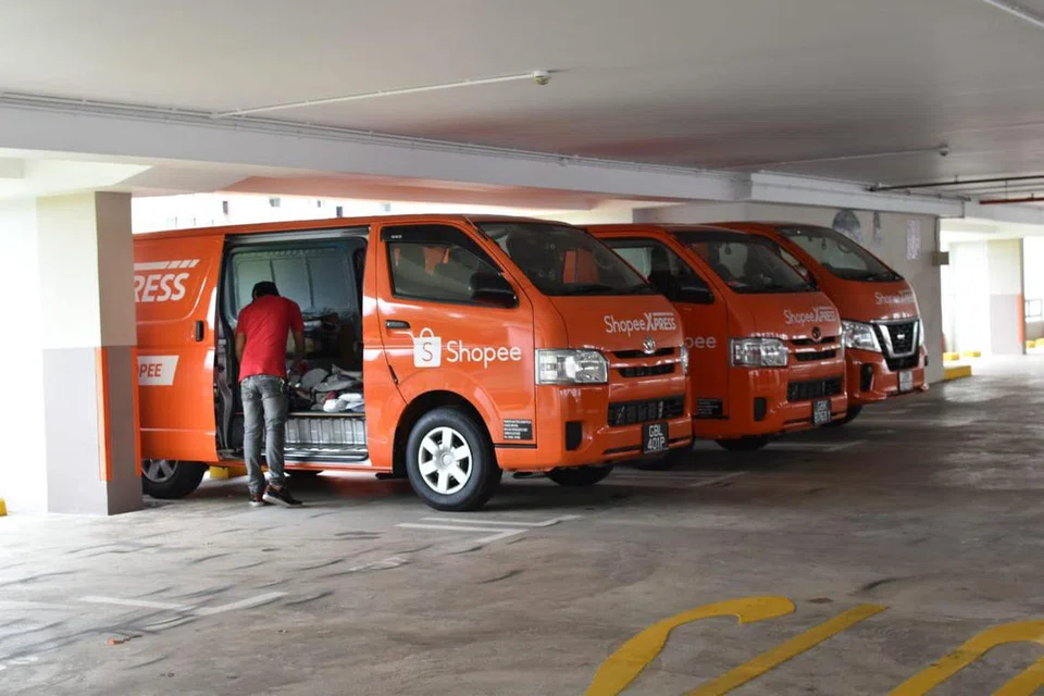 Van Shopee di sebuah tempat letak kereta bertingkat (MSCP) Lembaga Perumahan dan Pembangunan (HDB) semasa perintis Skim Hab Kurier.