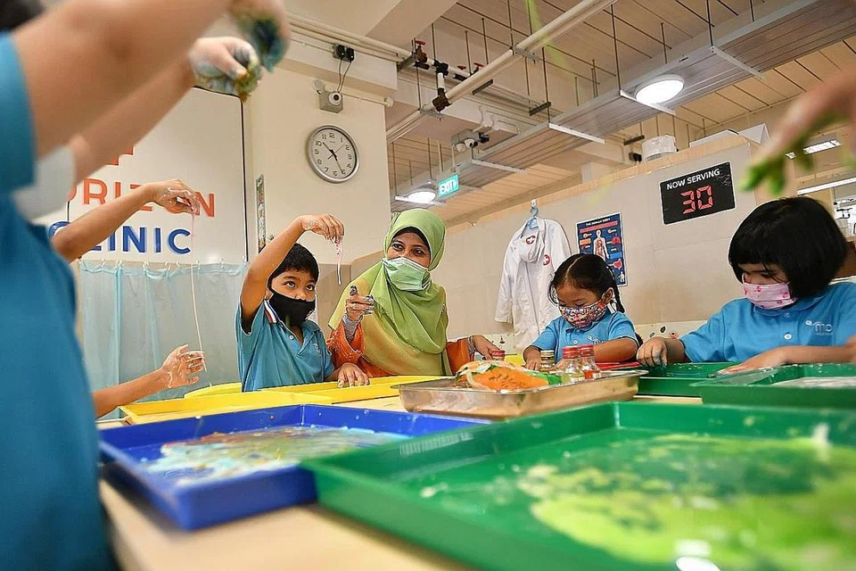 SERONOK BELAJAR: Cik Ruadhah berpendapat mewujudkan asas bahasa ibunda yang kukuh di prasekolah penting dan ini dapat dilakukan melalui aktiviti yang bertujuan menarik perhatian dan memastikan mereka seronok menggunakan bahasa itu. - Foto BH oleh LIM YAOHUI