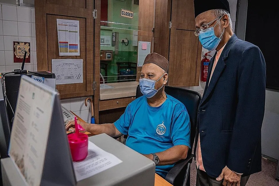MASYARAKAT CEMERLANG: Ustaz Pasuni Maulan (berdiri) yakin masyarakat Melayu/Islam setempat mampu menjadi sebaik-baik umat yang gemilang dan memberikan manfaat dan menyumbang kepada masyarakat lebih luas serta negara. - Foto BH oleh NUR DIYANA TAHA