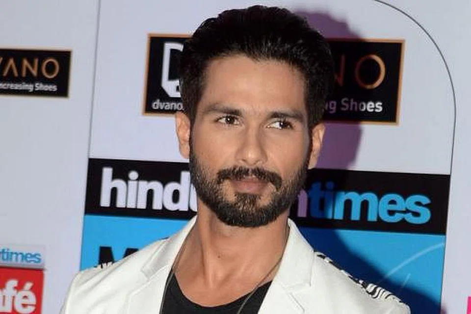 KEJUTAN MANIS: Shahid Kapoor memenangi trofi Pelakon Lelaki Terbaik IIFA, menewaskan bintang mapan. - Foto AFP