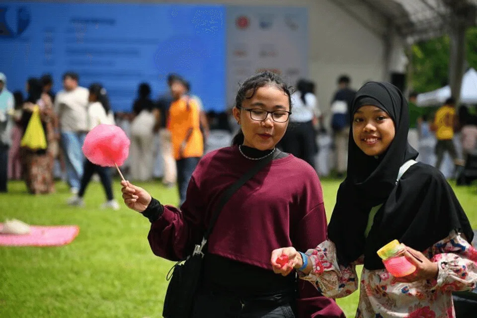 Penerima bantuan STSPMF menyertai pelbagai aktiviti bersama keluarga semasa majlis makan tengah hari penghargaan tahunan dan karnival di Fort Canning Park, pada 3 Oktober.