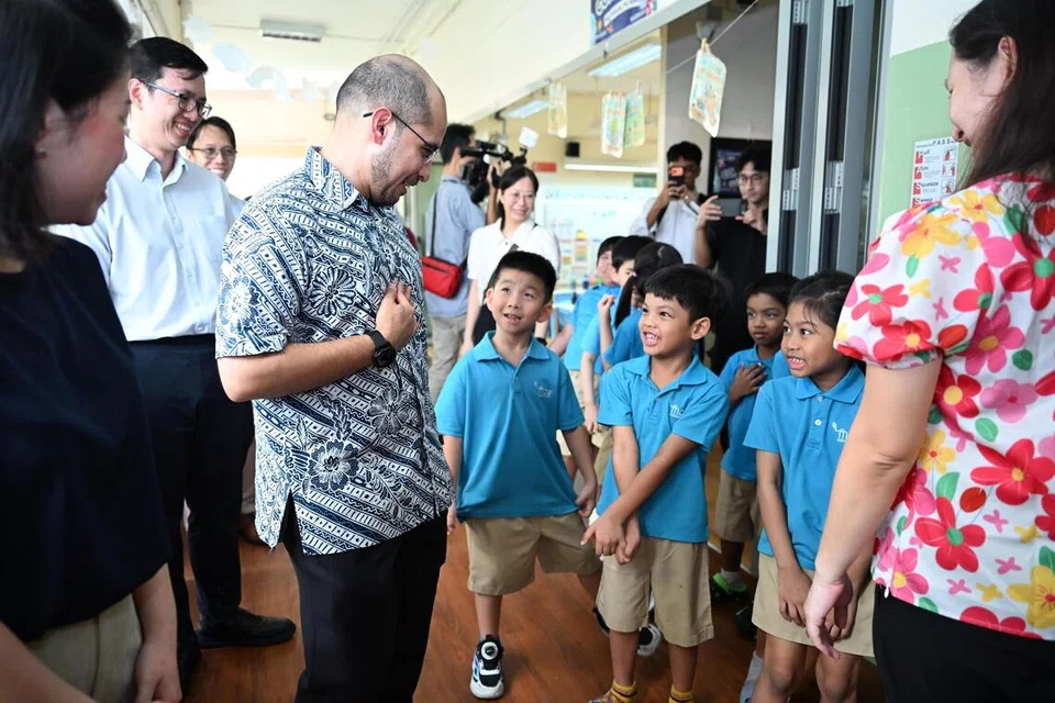 Setiausaha Parlimen Kanan (Pendidikan merangkap Pembangunan Negara), Dr Syed Harun Alhabsyi (dua dari kiri), berinteraksi dengan kanak-kanak di MK@WestView, Bukit Panjang pada 28 Oktober.