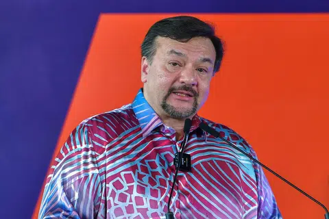 Menteri Kewangan II, Datuk Seri Amir Hamzah Azizan. 