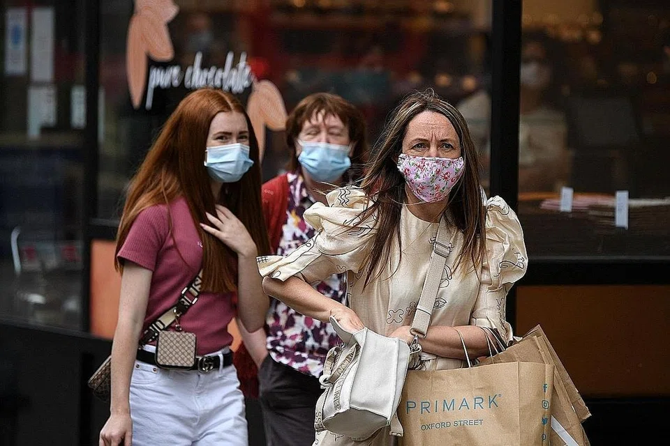 TIDAK SEPENDAPAT?: Perdana Menteri Boris Johnson mendedahkan rancangan menarik balik sebahagian besar sekatan Covid-19 di England, termasuk pemakaian pelitup, mulai 19 Julai. Namun, satu tinjauan menunjukkan 71 peratus rakyat negara itu percaya pelitup harus terus diwajibkan dalam pengangkutan awam. - Foto REUTERS