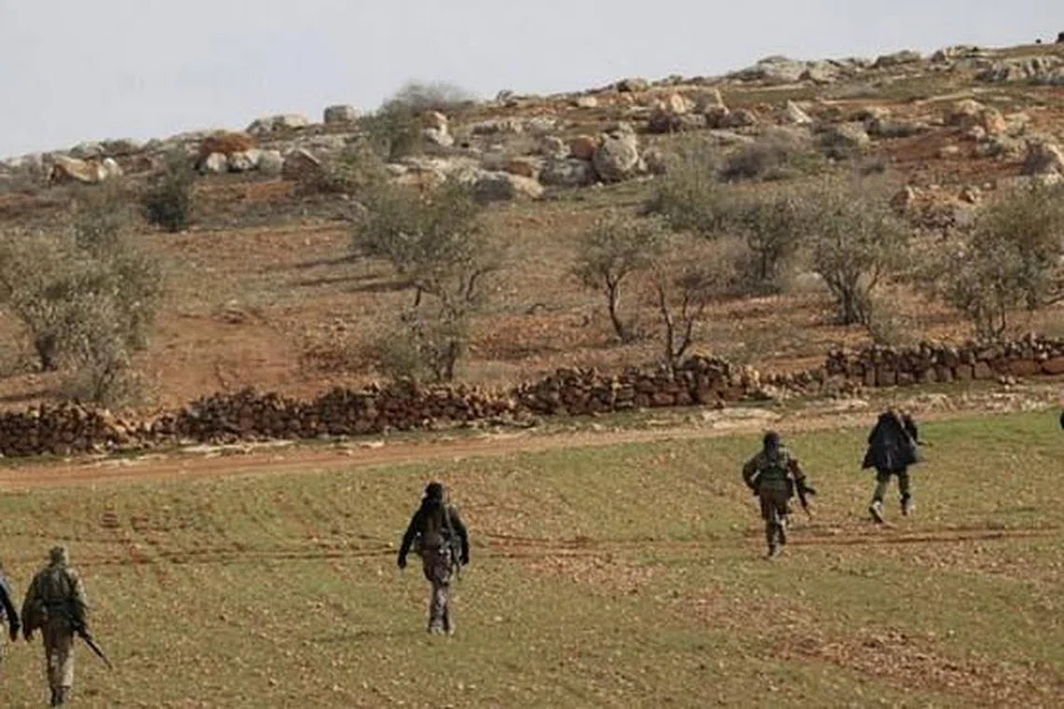 PERANG DI SYRIA: Pasukan penentang bersenjata pro-Turkey telah mengepung bandar Al-Bab dari timur dan utara. - Foto REUTERS