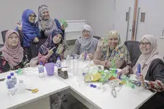 UBAH TANGGAPAN: Itulah matlamat pengerusi Jawatankuasa Eksekutif MAEC Keat Hong, Cik Junaidah Tarjo (tiga dari kanan). Kini, beliau bersama anggota jawatankuasa MAEC itu sentiasa berusaha menjalankan pelbagai kegiatan yang bermanfaat untuk masyarakat. - Foto BH oleh IQBAL FAIZAL