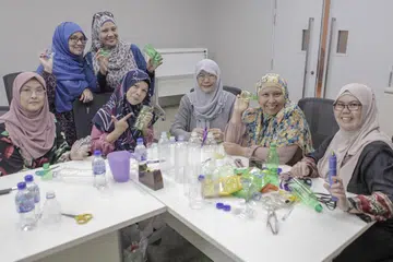 UBAH TANGGAPAN: Itulah matlamat pengerusi Jawatankuasa Eksekutif MAEC Keat Hong, Cik Junaidah Tarjo (tiga dari kanan). Kini, beliau bersama anggota jawatankuasa MAEC itu sentiasa berusaha menjalankan pelbagai kegiatan yang bermanfaat untuk masyarakat. - Foto BH oleh IQBAL FAIZAL