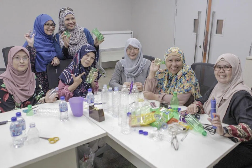 UBAH TANGGAPAN: Itulah matlamat pengerusi Jawatankuasa Eksekutif MAEC Keat Hong, Cik Junaidah Tarjo (tiga dari kanan). Kini, beliau bersama anggota jawatankuasa MAEC itu sentiasa berusaha menjalankan pelbagai kegiatan yang bermanfaat untuk masyarakat. - Foto BH oleh IQBAL FAIZAL