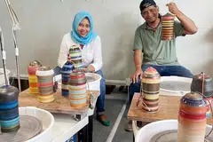 SOKONGAN PADU: Cik Haslinda dan Encik Ahmad bersyukur kerana usaha mengumpul dana bagi anak-anak penagih dan bekas penagih dadah, mendapat sambutan menggalakkan. - Foto DANA PENDIDIKAN HARUN GHANI (HGEF)