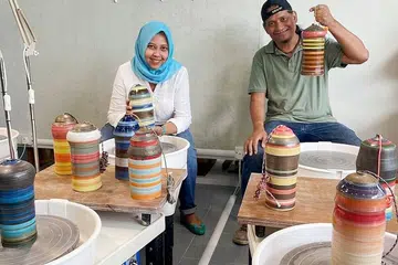 SOKONGAN PADU: Cik Haslinda dan Encik Ahmad bersyukur kerana usaha mengumpul dana bagi anak-anak penagih dan bekas penagih dadah, mendapat sambutan menggalakkan. - Foto DANA PENDIDIKAN HARUN GHANI (HGEF)