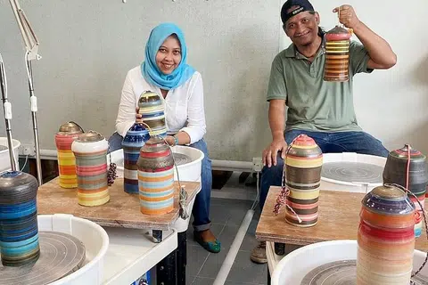 SOKONGAN PADU: Cik Haslinda dan Encik Ahmad bersyukur kerana usaha mengumpul dana bagi anak-anak penagih dan bekas penagih dadah, mendapat sambutan menggalakkan. - Foto DANA PENDIDIKAN HARUN GHANI (HGEF)