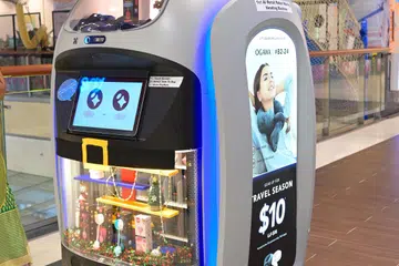 BOLEH AGIH PRODUK: Robot Charlie, sebuah mesin layan diri yang dikuasai kecerdasan buatan (AI), mampu bergerak dan mengagihkan barangan bagi menarik minat pengunjung di City Square Mall.