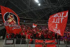 Kumpulan penyokong bola sepak Singapura, Singa Brigade, melaungkan sorakan kepada pasukan Singa dalam aksi kelayakan Piala Dunia menentang Korea Selatan di Stadium Negara pada 6 Jun.