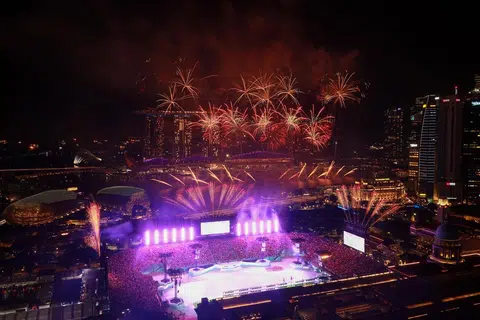 WARNA WARNI: Pantulan bunga api mewarnai angkasa di atas tempat acara Perbarisan Hari Kebangsaan 2023, Padang.