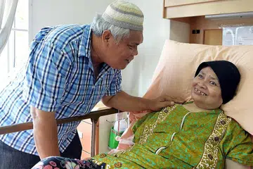 JANGAAN BAIK DAN RAPI: Encik Mohamed menziarahi Cik Rokiah di Rumah Penjagaan Orange Valley setiap hari dan berkata kakaknya itu mendapat jagaan sangat baik dan rapi di situ. - Foto ZAINAL YAHYA