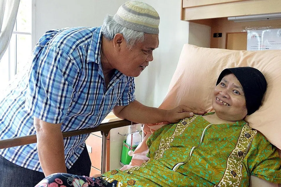 JANGAAN BAIK DAN RAPI: Encik Mohamed menziarahi Cik Rokiah di Rumah Penjagaan Orange Valley setiap hari dan berkata kakaknya itu mendapat jagaan sangat baik dan rapi di situ. - Foto ZAINAL YAHYA