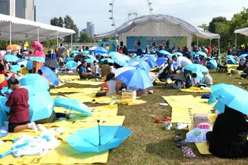PIKNIK SAMBIL MEMBACA: Ramai yang telah menghadiri acara Membaca@Taman yang merupakan sebahagian daripada kempen Raikan Ilmu Yayasan Mendaki dan diadakan sepanjang Oktober ini sehingga awal bulan depan. - Foto BH oleh KELLY HUI