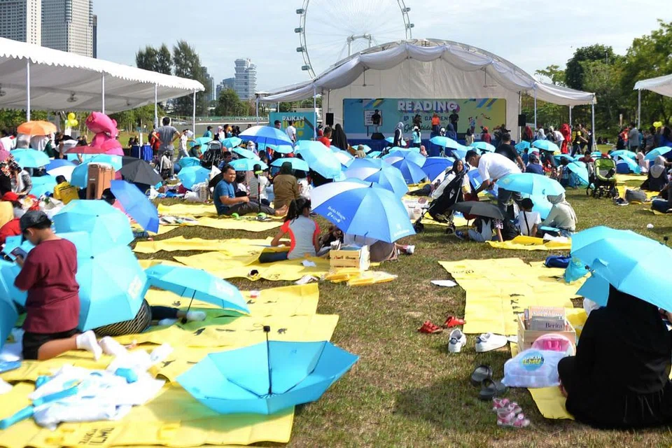 PIKNIK SAMBIL MEMBACA: Ramai yang telah menghadiri acara Membaca@Taman yang merupakan sebahagian daripada kempen Raikan Ilmu Yayasan Mendaki dan diadakan sepanjang Oktober ini sehingga awal bulan depan. - Foto BH oleh KELLY HUI