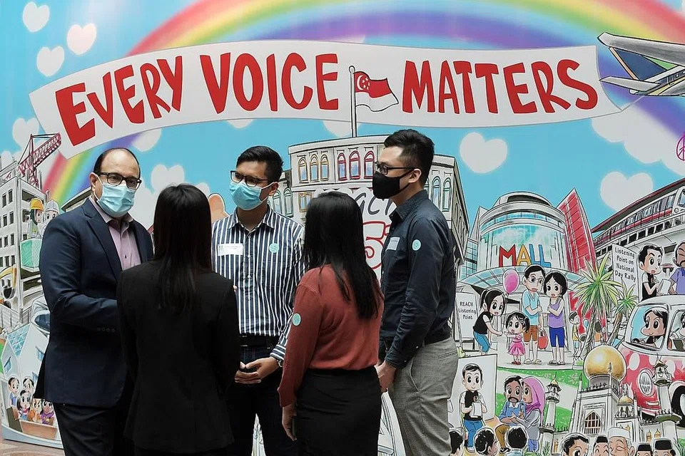 KENALI PANEL BARU: Encik Iswaran (kiri) berinteraksi dengan anggota panel penyeliaan Reach kelapan yang dilantik secara rasmi semalam. Panel kali ini mempunyai 15 belia dari ITE, politeknik, Nafa dan universiti berautonomi setempat. - Foto BH oleh ALPHONSUS CHERN