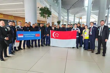 Anggota kontinjen Operation Lionheart (OLH) daripada Pasukan Pertahanan Awam Singapura bergambar bersama pegawai kanan Kedutaan Singapura di Turkey, dan kakitangan Singapore Airlines di Istanbul di Lapangan Terbang Istanbul. - Foto Kedutaan Singapura di Turkey 
