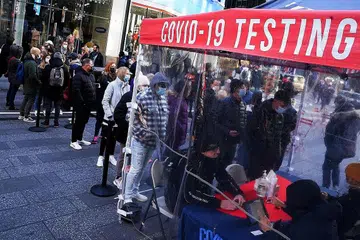 DEMI KESIHATAN DIRI: Orang ramai dilihat beratur di pondok ujian Covid-19 di daerah Manhattan, New York City, Amerika Syarikat, pada 13 Disember lalu. - Foto REUTERS