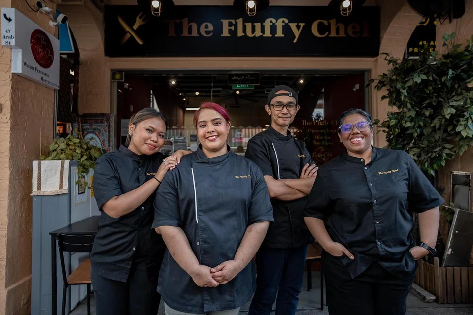 Ketua Cef dan pemilik restoran, Cik Zarifah Abdul Rasid (dua dari kiri), bersama kakitangan restoran tersebut (dari kiri) penolong pengurus, Cik Sabirah Kasmani; cef kanan, Encik Iman Shah Shah Alam, dan cef pastri, Cik Nur Amirah Muhammad Rafiq, di hadapan restoran The Fluffy Chef yang terletak di 47 Arab Street.