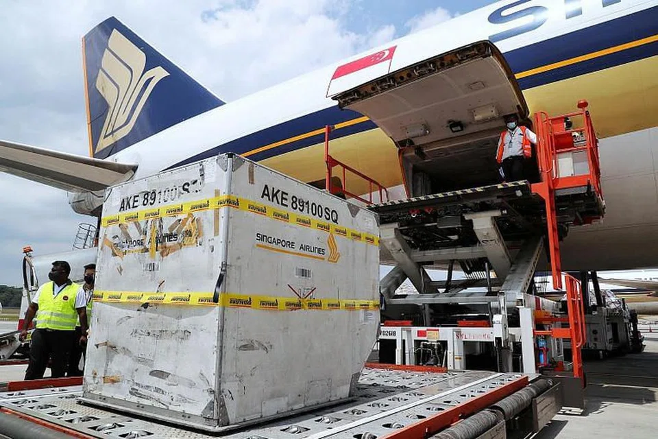 Penghantaran vaksin Moderna diturunkan dari kapal terbang di Lapangan Terbang Changi pada Rabu (17 Feb).