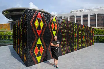 ‘Glisten’ adalah karya seni baru di Galeri Nasional Singapura dan merupakan pameran solo pertama Cik Lisa Reihana, artis kontemporari terkenal dari Aotearoa (New Zealand dalam bahasa Maori).