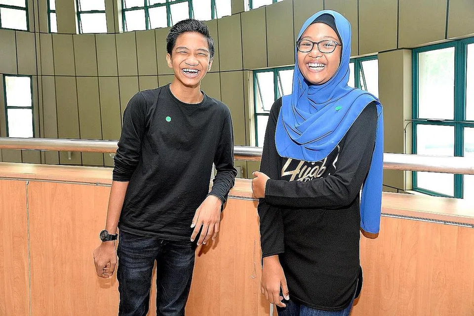 GEMBIRA DENGAN KEMAJUAN: Md Akasha dan Rabiatul telah menerima Anugerah Pencapaian Pelajar yang bertujuan mengiktiraf kemajuan dalam pelajaran. - Foto M.O. SALLEH