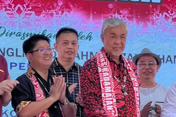 NAFI DAKWAAN: Presiden Umno yang juga Timbalan Perdana Menteri Malaysia, Datuk Seri Dr Ahmad Zahid Hamidi (berbaju merah), menafikan dakwaan berlaku pergolakan politik di Sabah, selepas Majlis Peluncuran Pembangunan Kedamaian sempena Rumah Terbuka Sambutan Krismas Kedamaian 2023 di Kampung Kedamaian, Kota Belud, Sabah pada 8 Januari.