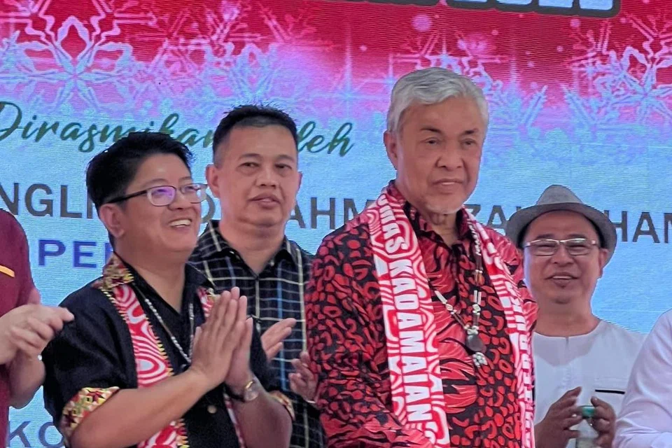 NAFI DAKWAAN: Presiden Umno yang juga Timbalan Perdana Menteri Malaysia, Datuk Seri Dr Ahmad Zahid Hamidi (berbaju merah), menafikan dakwaan berlaku pergolakan politik di Sabah, selepas Majlis Peluncuran Pembangunan Kedamaian sempena Rumah Terbuka Sambutan Krismas Kedamaian 2023 di Kampung Kedamaian, Kota Belud, Sabah pada 8 Januari.
