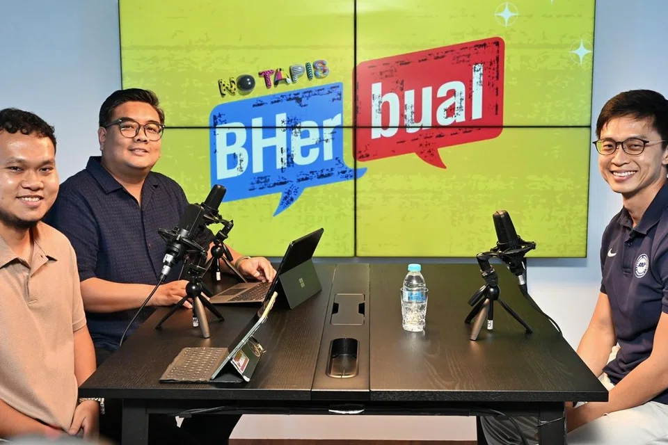 Lee (kanan) dalam rakaman podcast BHerbual bersama Editor Berita, Nazri Hadi Saparin (tengah) dan wartawan sukan, Khairul Akmal Ali. 