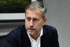 CALON PEMIMPIN PASUKAN THAI: Alain Perrin menjalani temu duga jawatan pemimpin baru pasukan Thailand. - Foto BANGKOK POST