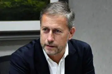 CALON PEMIMPIN PASUKAN THAI: Alain Perrin menjalani temu duga jawatan pemimpin baru pasukan Thailand. - Foto BANGKOK POST