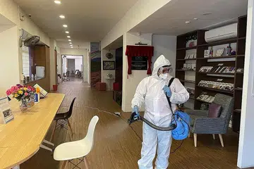 PENYAHJANG KITAN DAN PEMBERSIHAN: Penyedia khidmat yang diluluskan NEA menjalankan proses penyahjangkitan di Pusat Jagaan Barah Serenity yang terletak di Blok 9 Haig Road hujung minggu lalu. - Foto 1A DECON PTE LTD