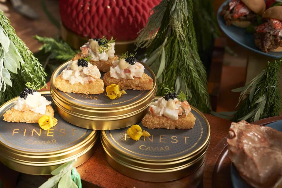 Sturgeon Caviar Station dari restoran Peppermint.
