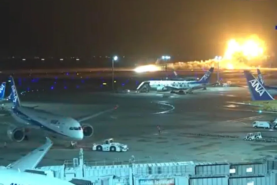 TERBAKAR: Sebuah pesawat Japan Airlines kelihatan terbakar sebelum ia tergelincir di landasan di lapangan terbang Haneda pada 2 Januari.